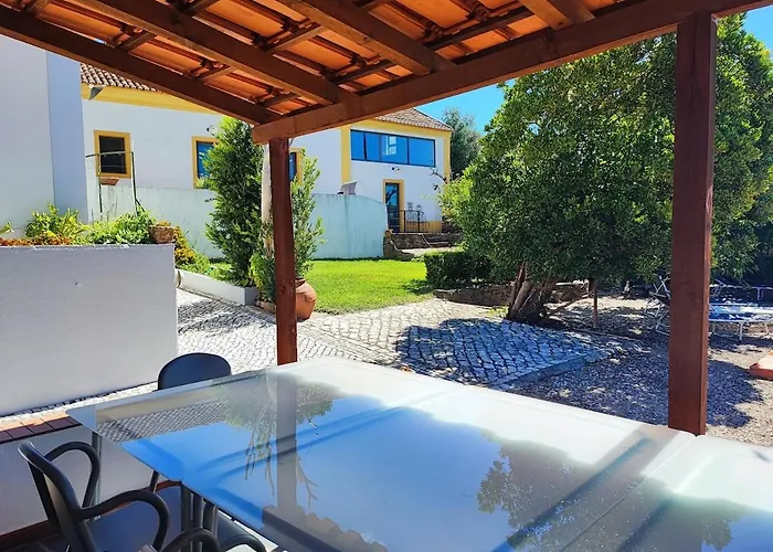 With Pool Semesterbostad